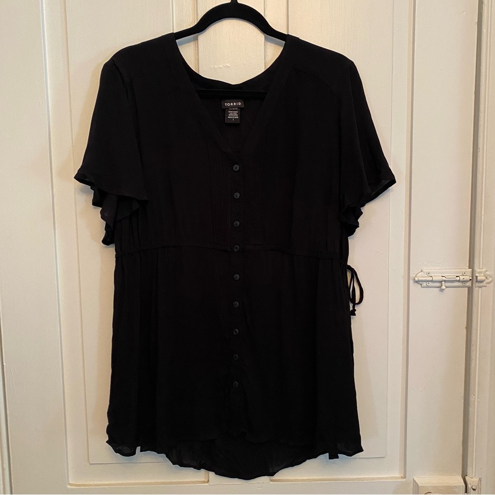 ✨torrid black button up short sleeve blouse✨